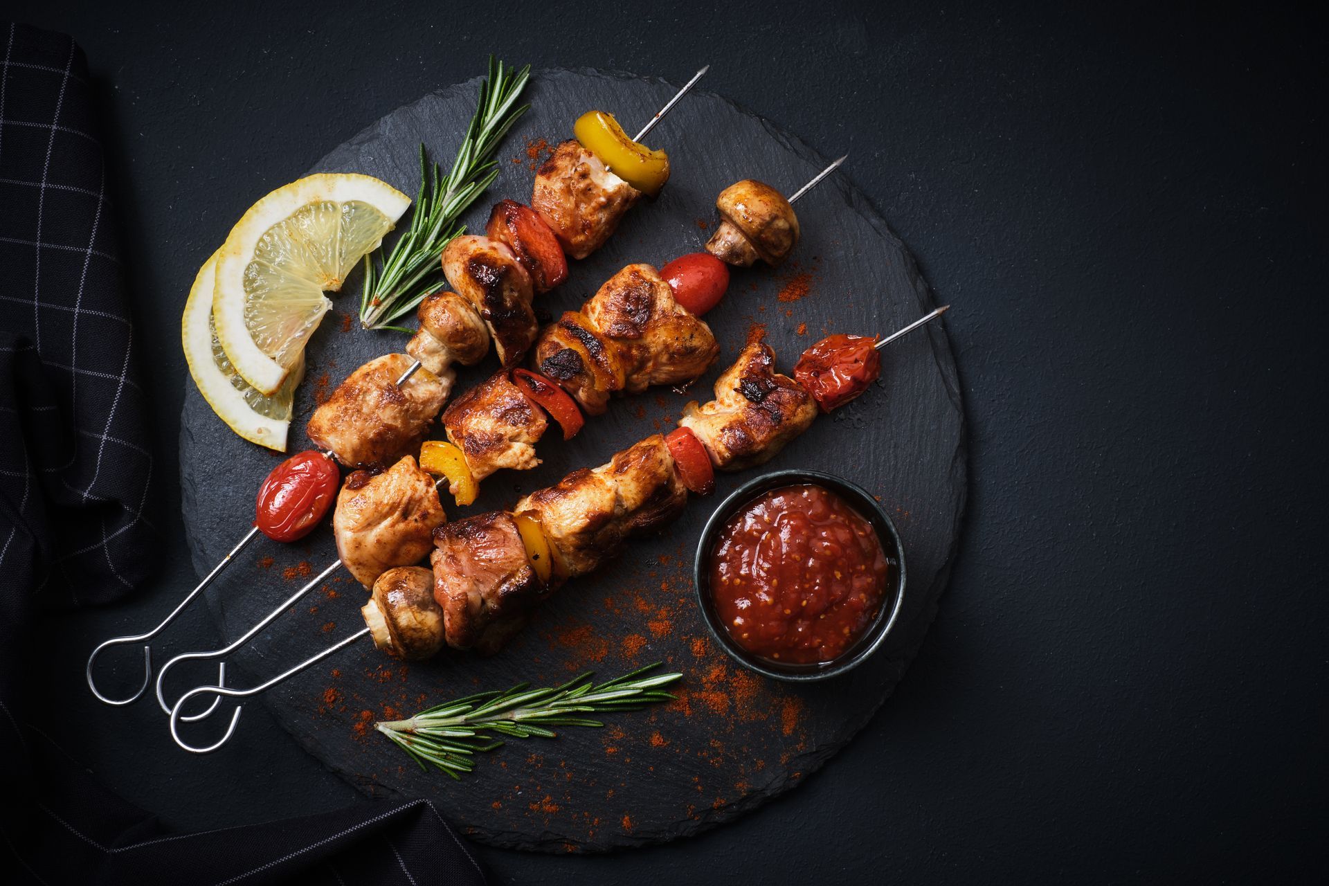 Des brochettes dans une assiette