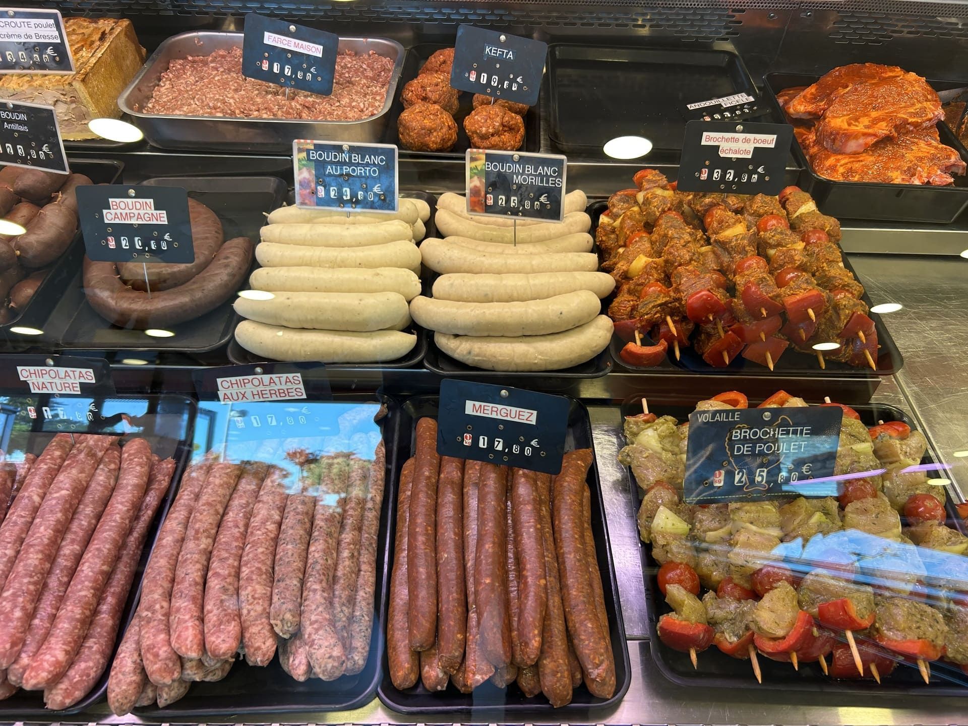 Des grillades dans une vitrine