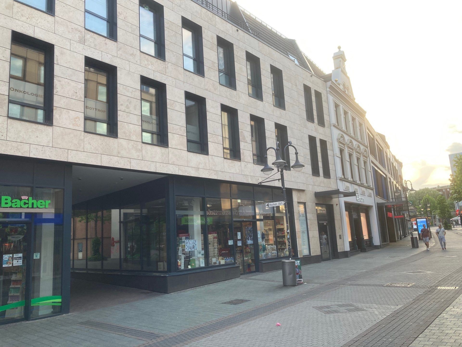 Modernes Gebäude: Praxis Bottrop von außen