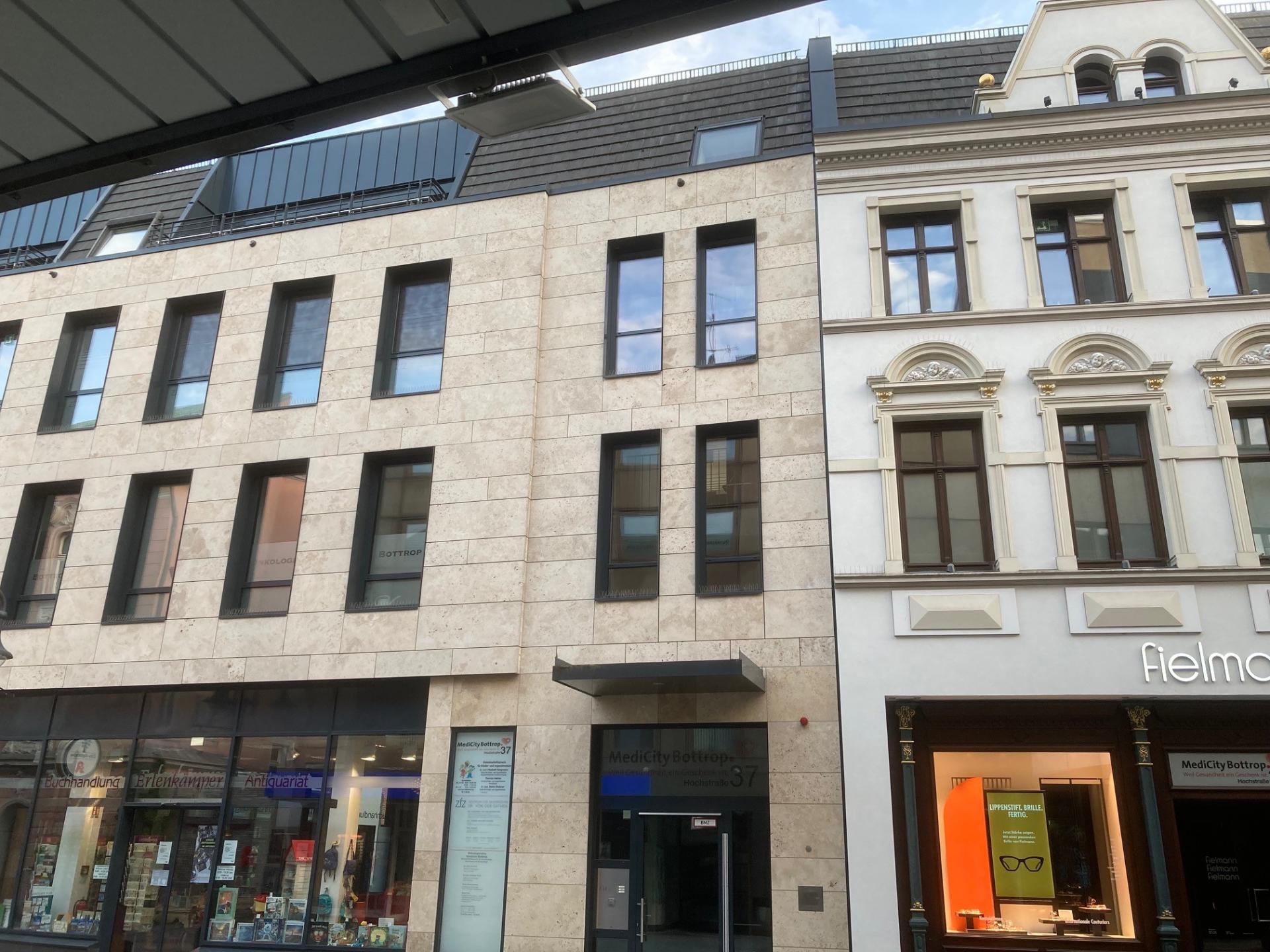 Modernes Gebäude: Praxis Bottrop von außen