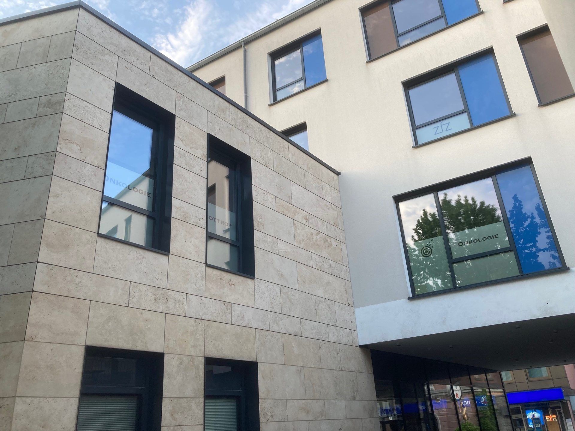 Modernes Gebäude: Praxis Bottrop von außen, Fenster der Praxis mit Beschriftung 