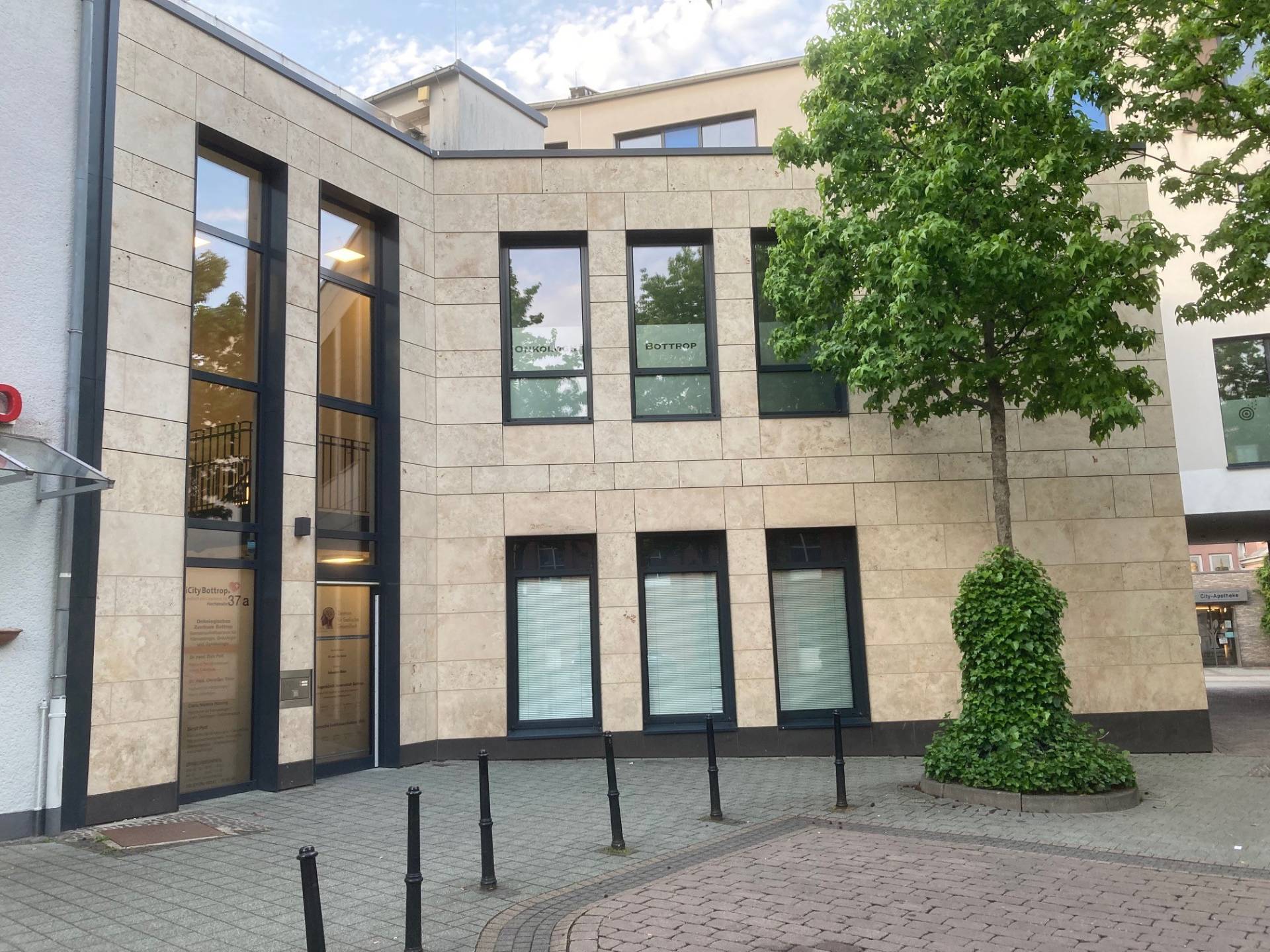 Modernes Gebäude: Praxis Bottrop von außen