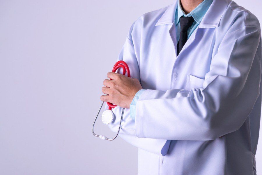 Arzt mit Stethoskop im Hand