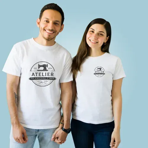 Un hombre y una mujer que llevan camisetas blancas que dicen taller.