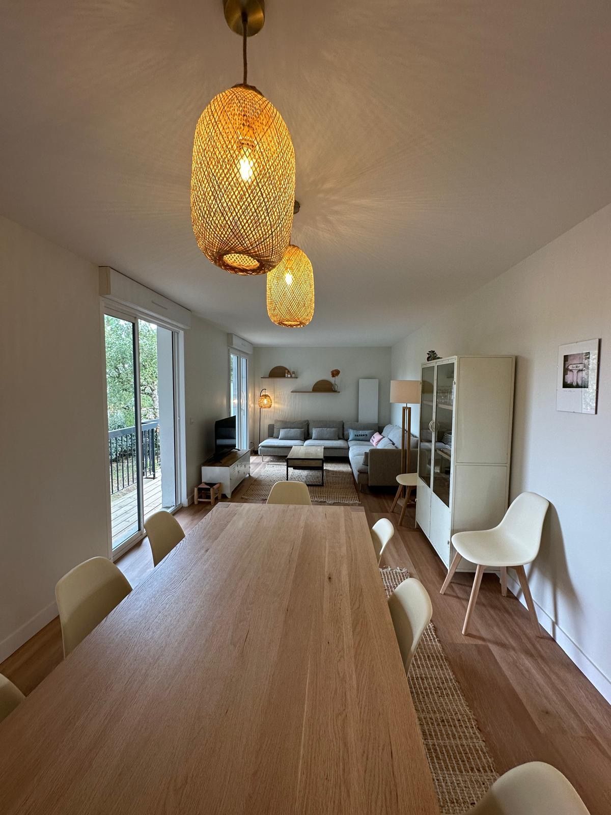 Vue large du salon et de la salle à manger