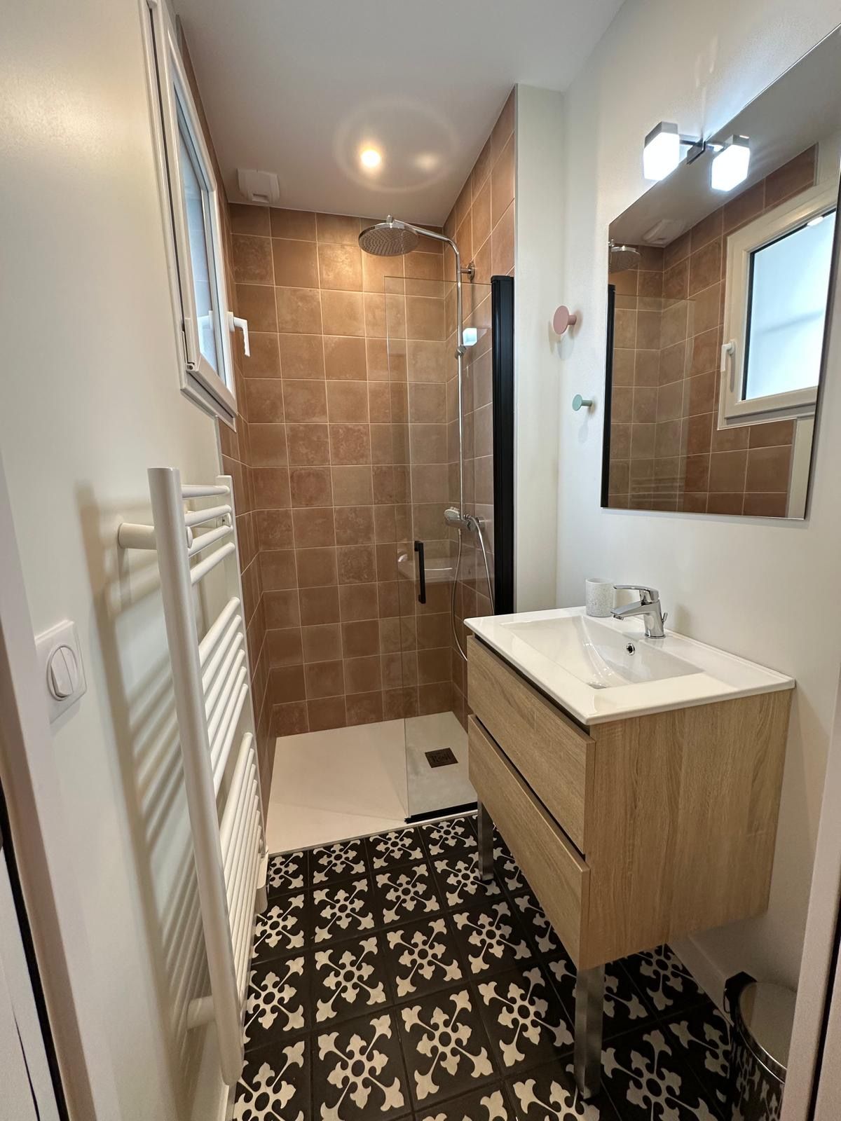 Salle de bains aménagée