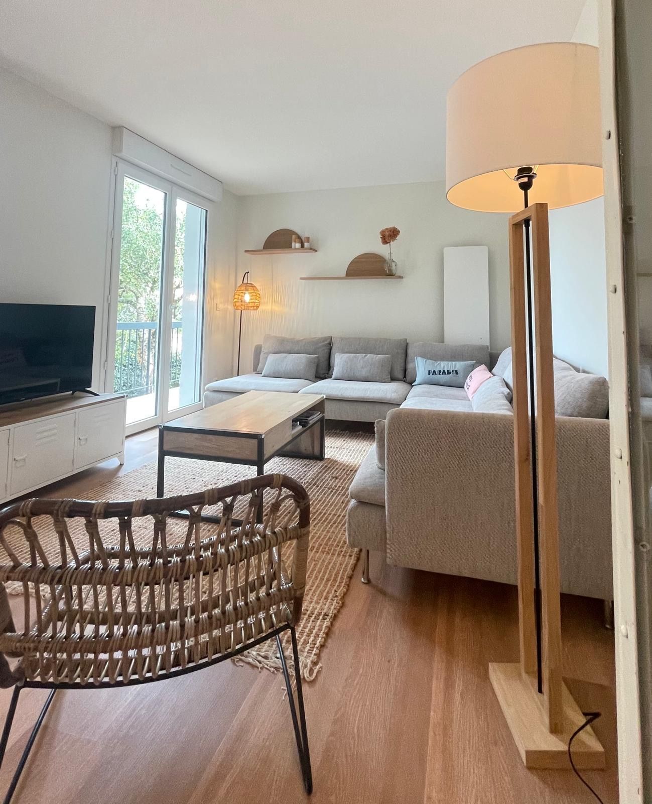 Salon avec canapé dans une ambiance cosy