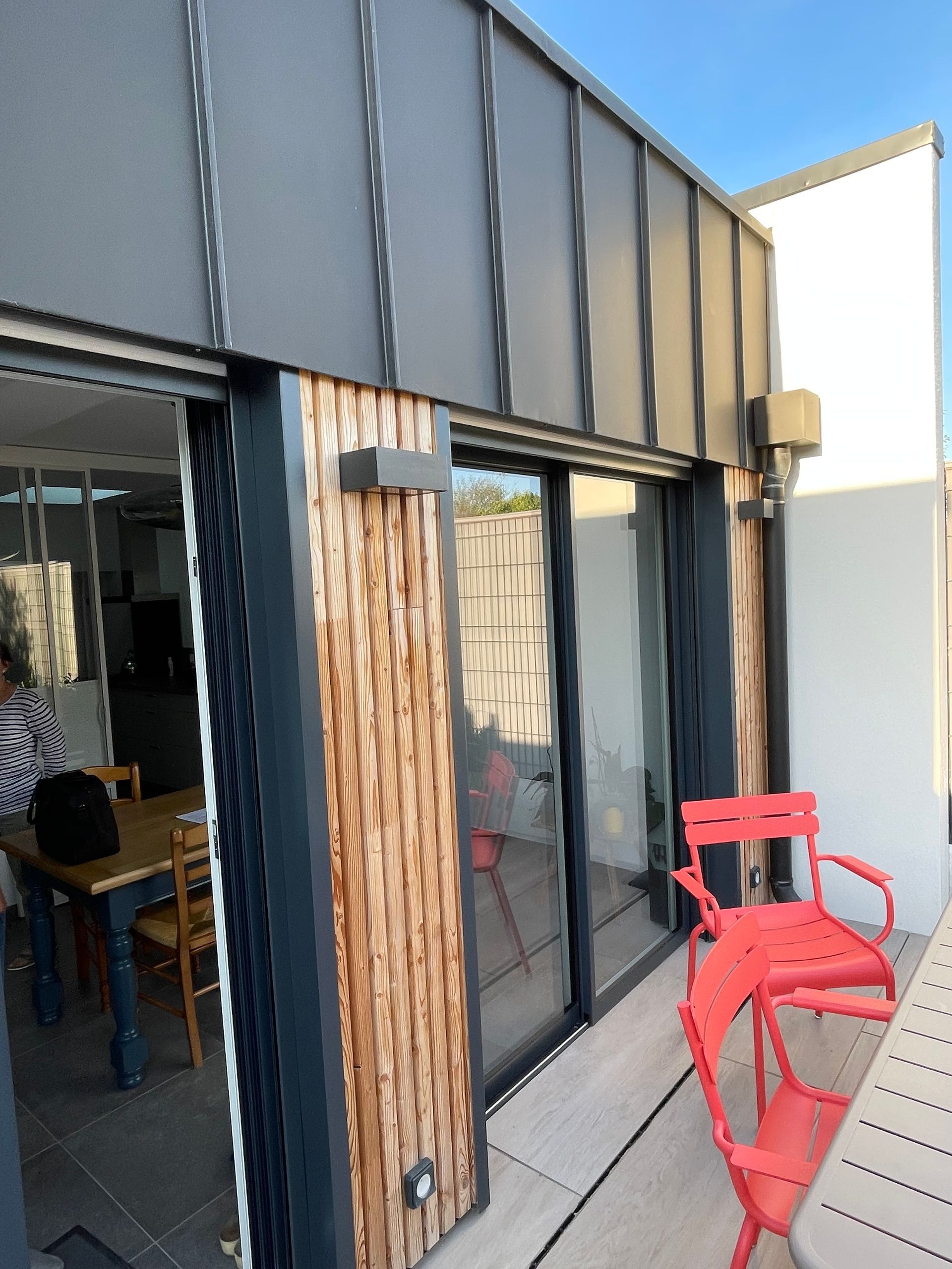 Baie vitrée sur une terrasse en bois