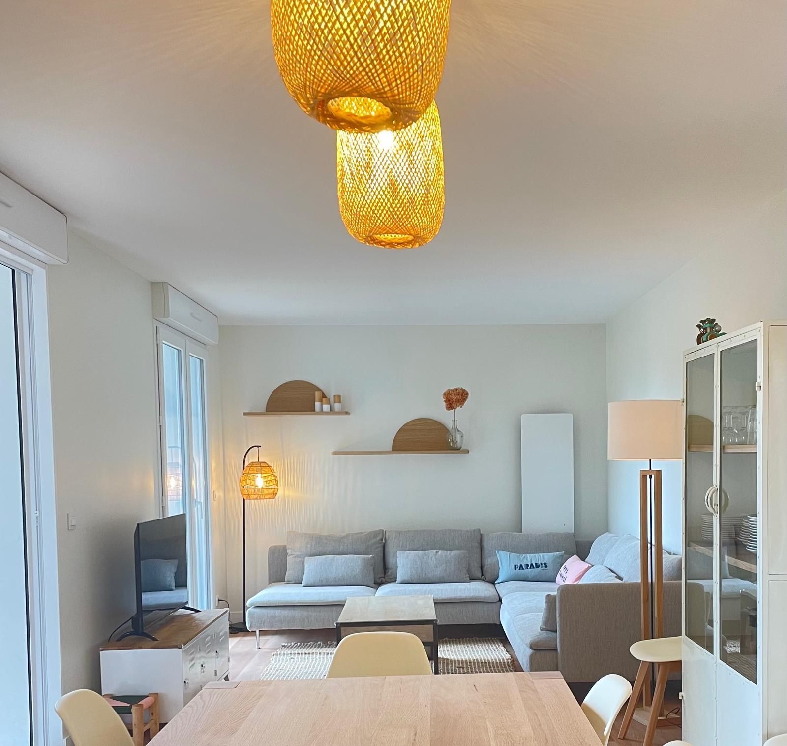 Vue sur un salon aménagé