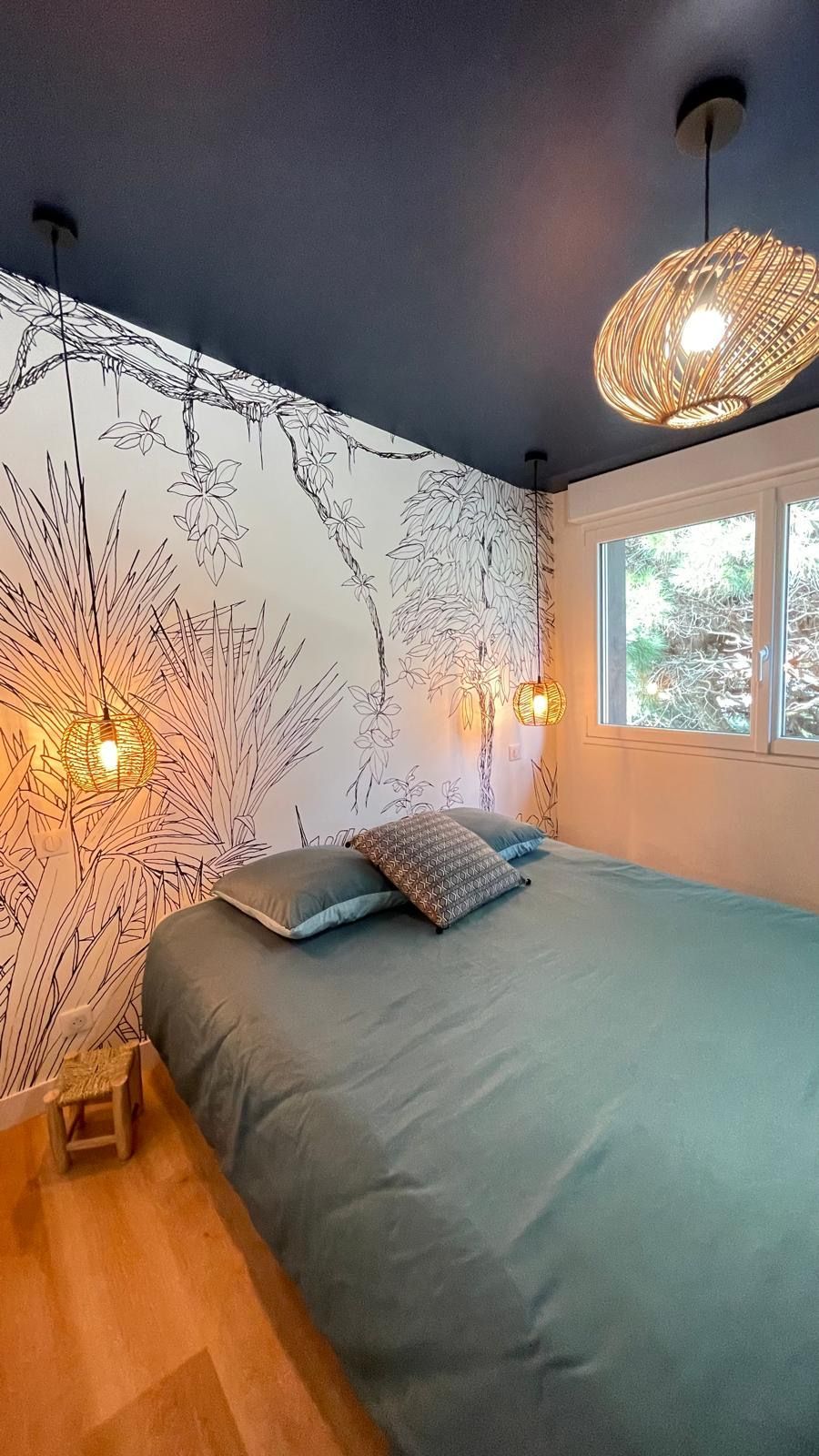 Chambre avec mur décoré