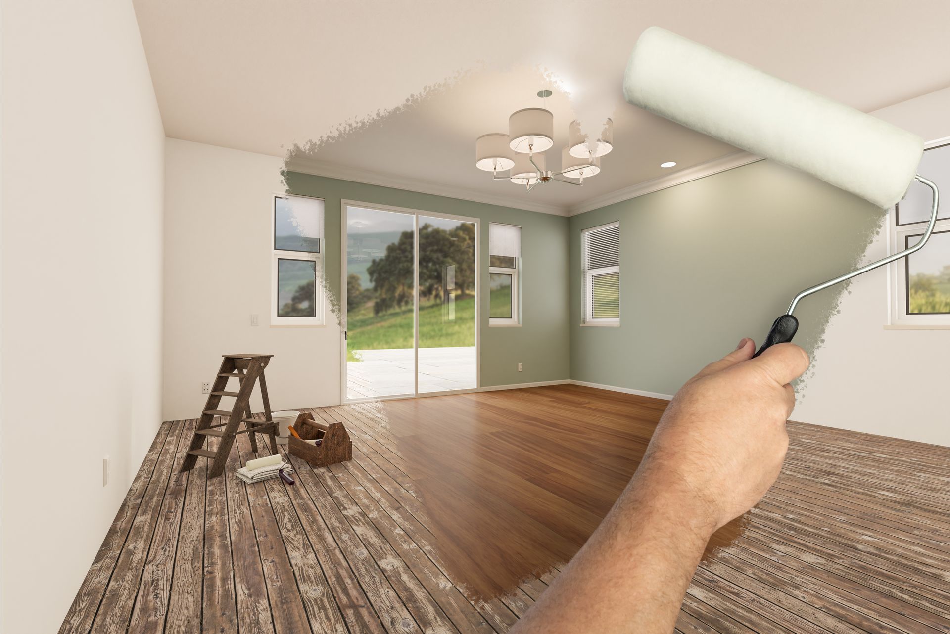 Peinture d'une pièce lumineuse avec parquet et porte-fenêtre coulissante à l'aide d'un rouleau à peinture.