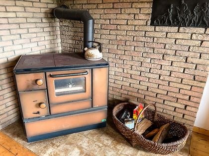 Alter, rustikaler Holzofen in der 