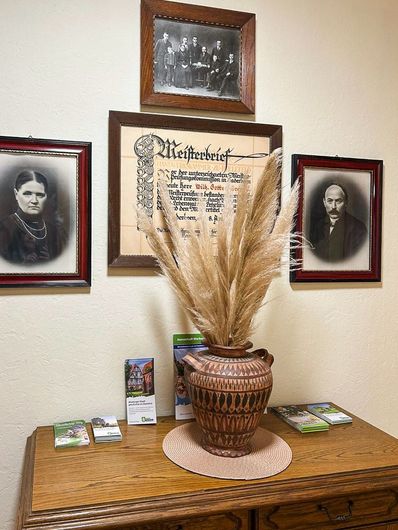 Alte Wandbilder in Schwarz-Weiß der frueheren Besitzer vom Hof Gottesbueren in Warburg am Diemelradweg