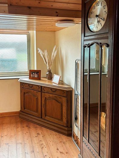 Grosser Regulator (Pendelwanduhr) in einem Gang im Hof Gottesbueren am Diemelradweg nahe Warburg