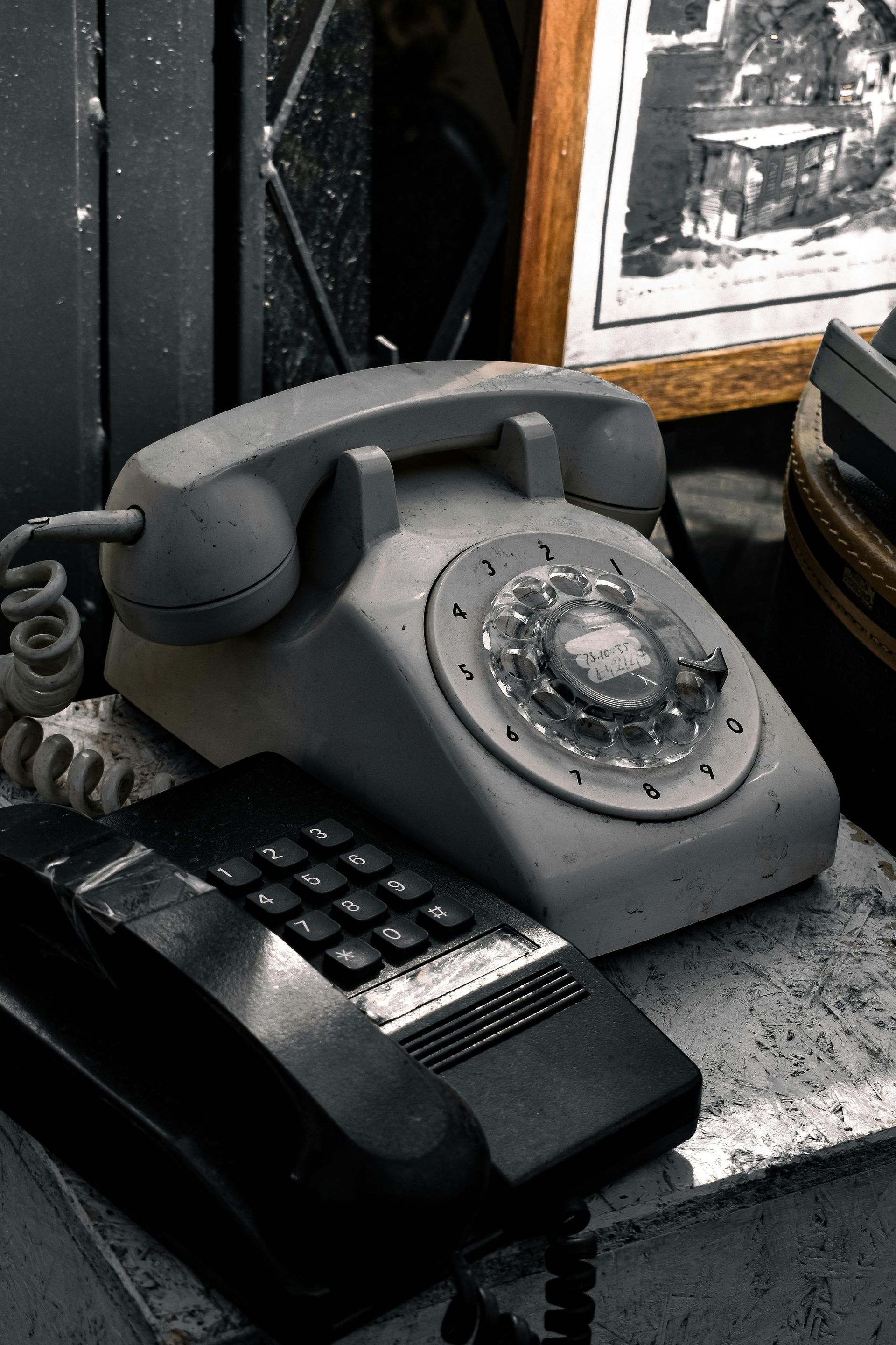 Altes, graues Telefon mit Waehlscheibe