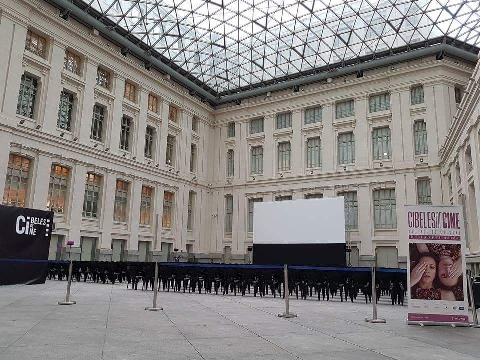 Un gran edificio con un cartel que dice cine.