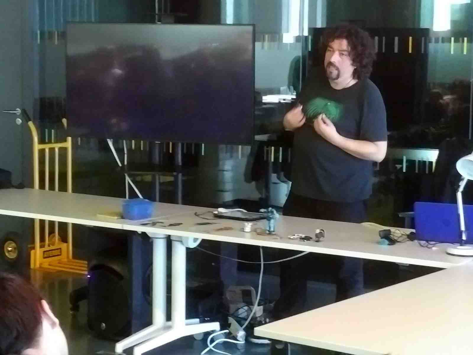 Un hombre está parado frente a un televisor de pantalla plana grande.