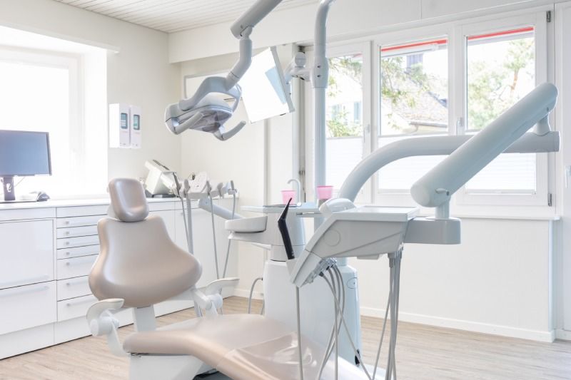 Zahnarztraum mit einem Zahnarztstuhl und einem Monitor. Foto von der Zahnarztpraxis Dr. Judith Aufenanger.