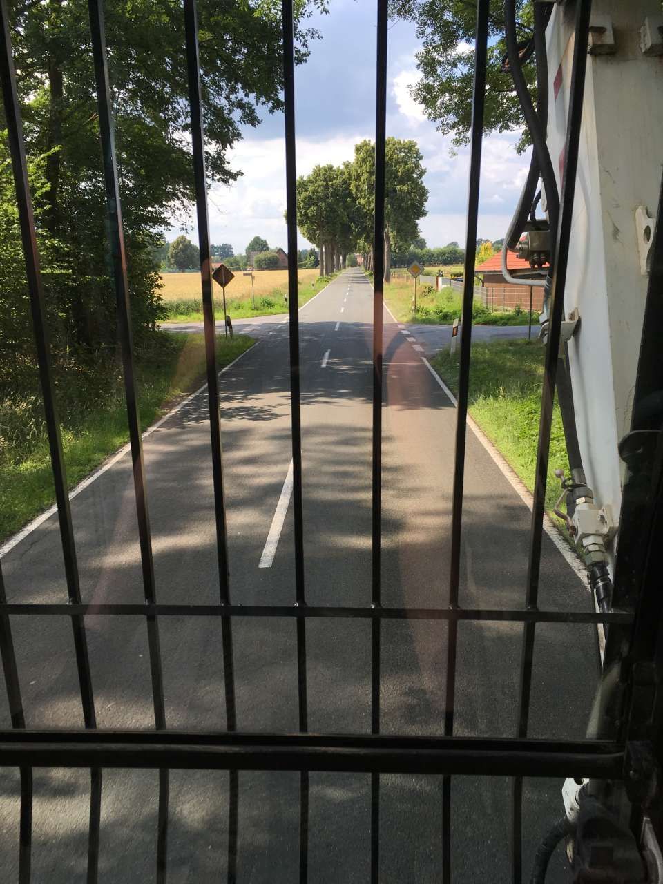 Fussweg hinter eisernem Tor