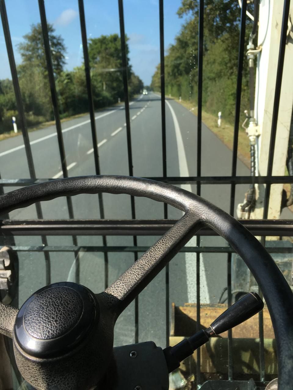 Blick aus einem Bagger auf eine Straße