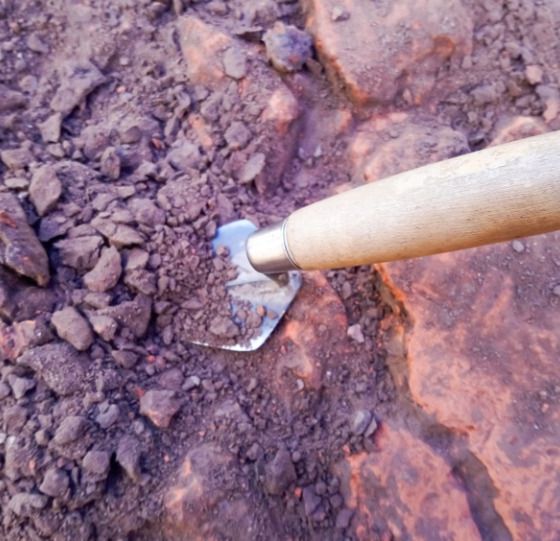 Spaten in roter Erde