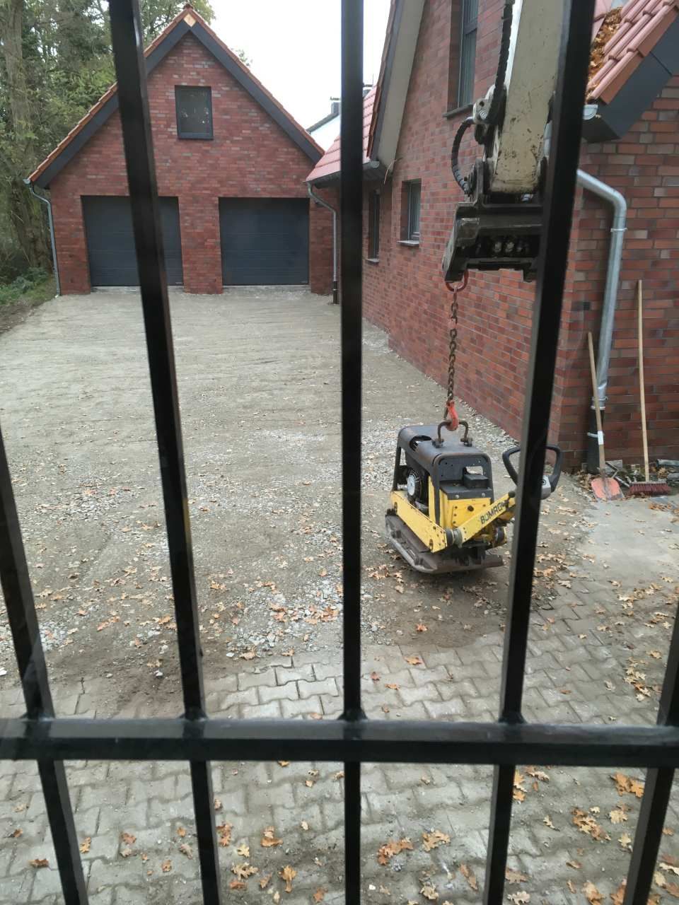 Blick aus einem Bagger auf einen Innenhof