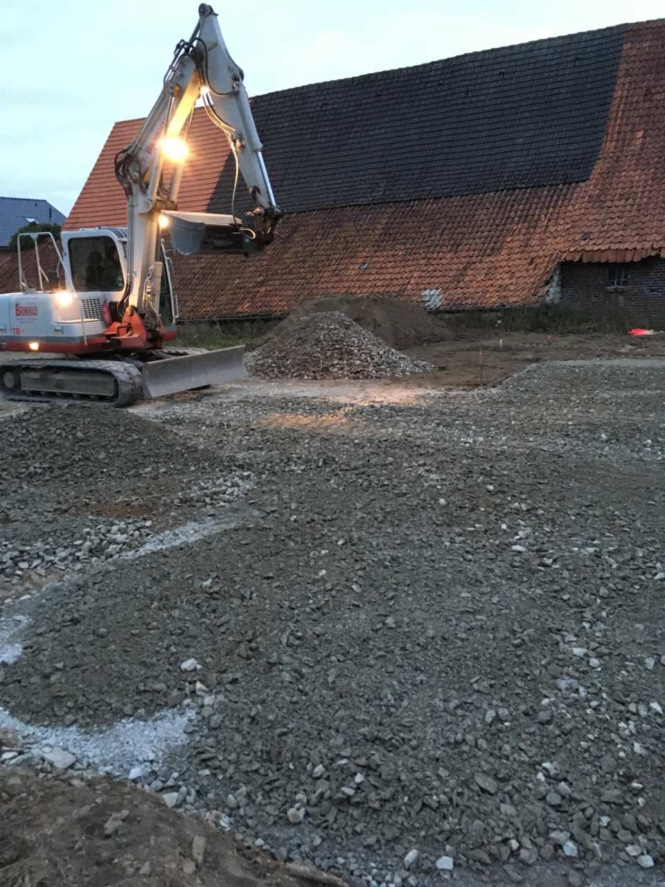 Blick auf einen Bagger in einem Innenhof