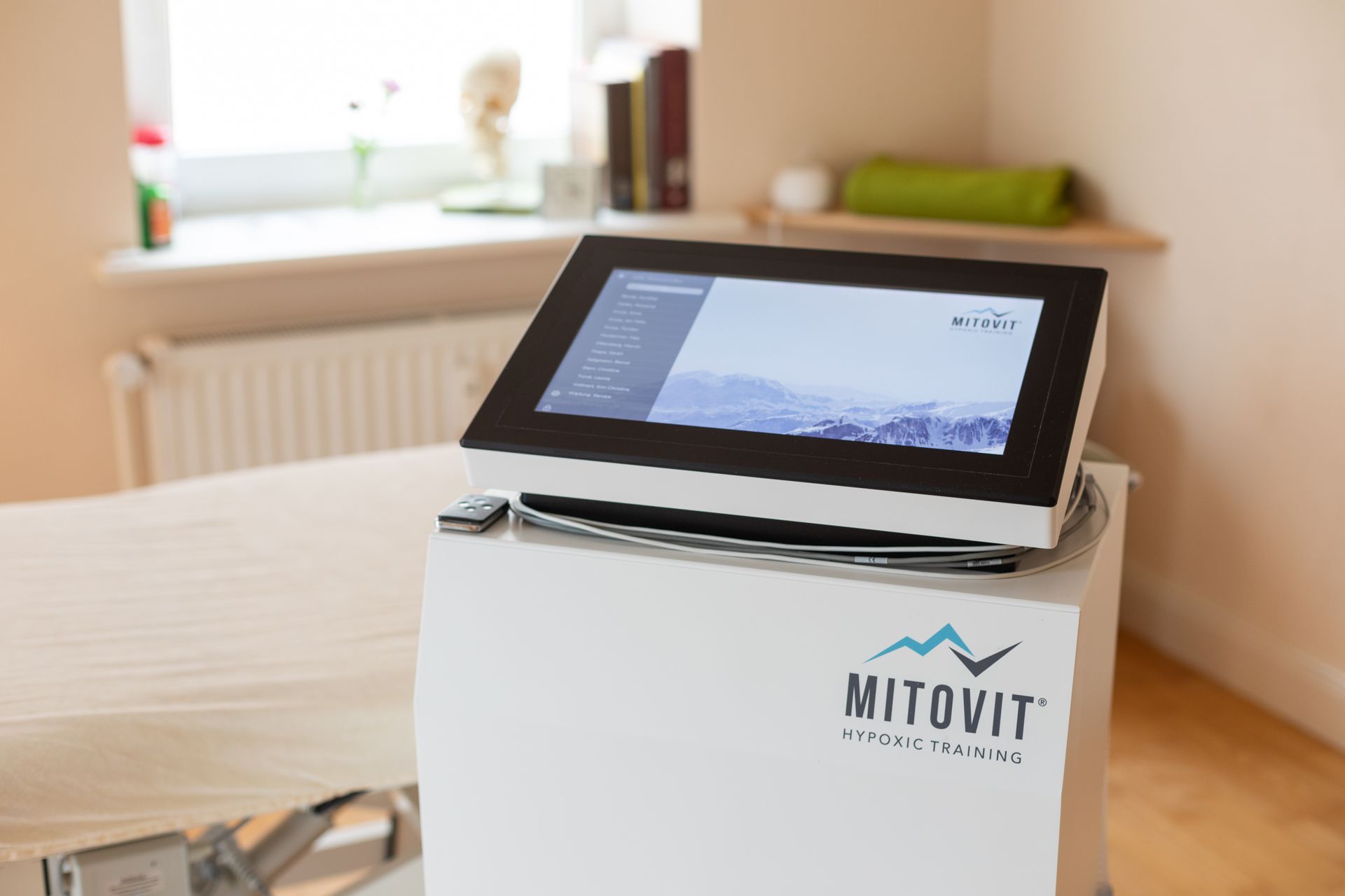 Eine Mitovit-Maschine steht auf einem Tisch in einem Raum.
