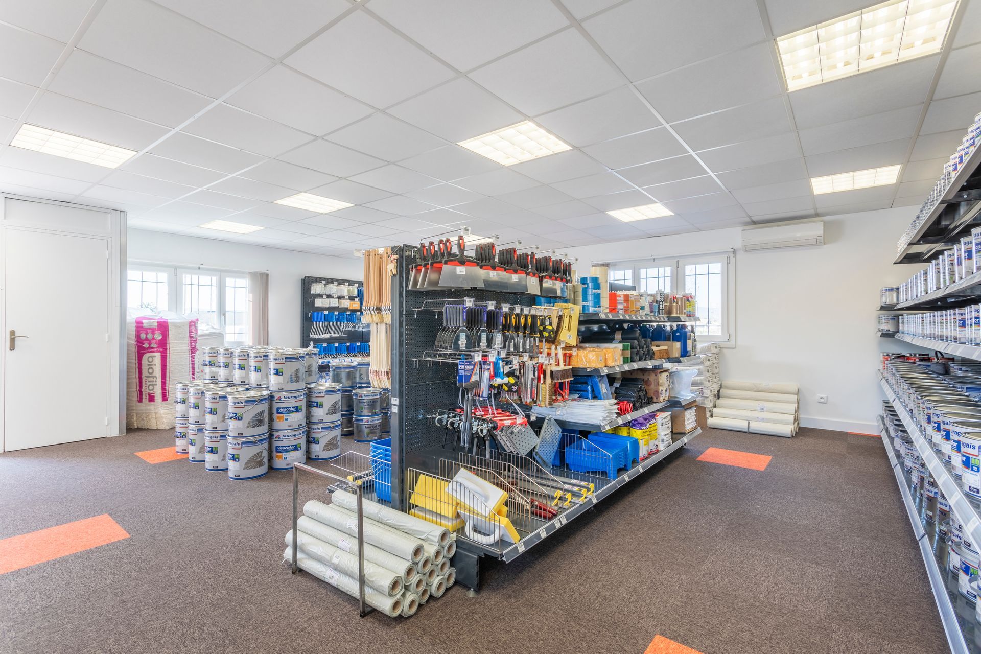 Rayonnage de produits de peinture dans le magasin Stax Energie