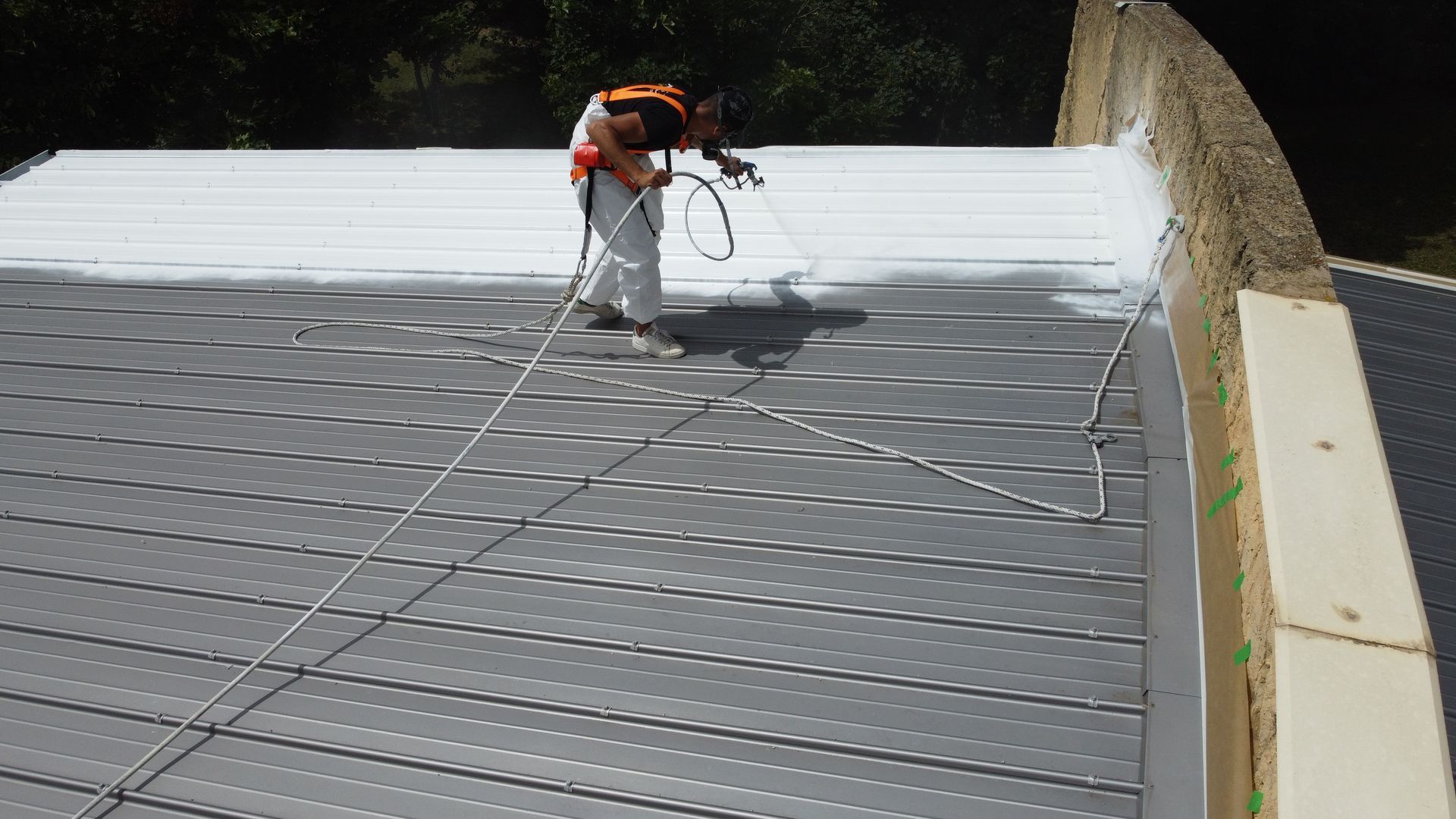 Toit plat d'un bâtiment sportif peint avec de la peinture thermo réflective