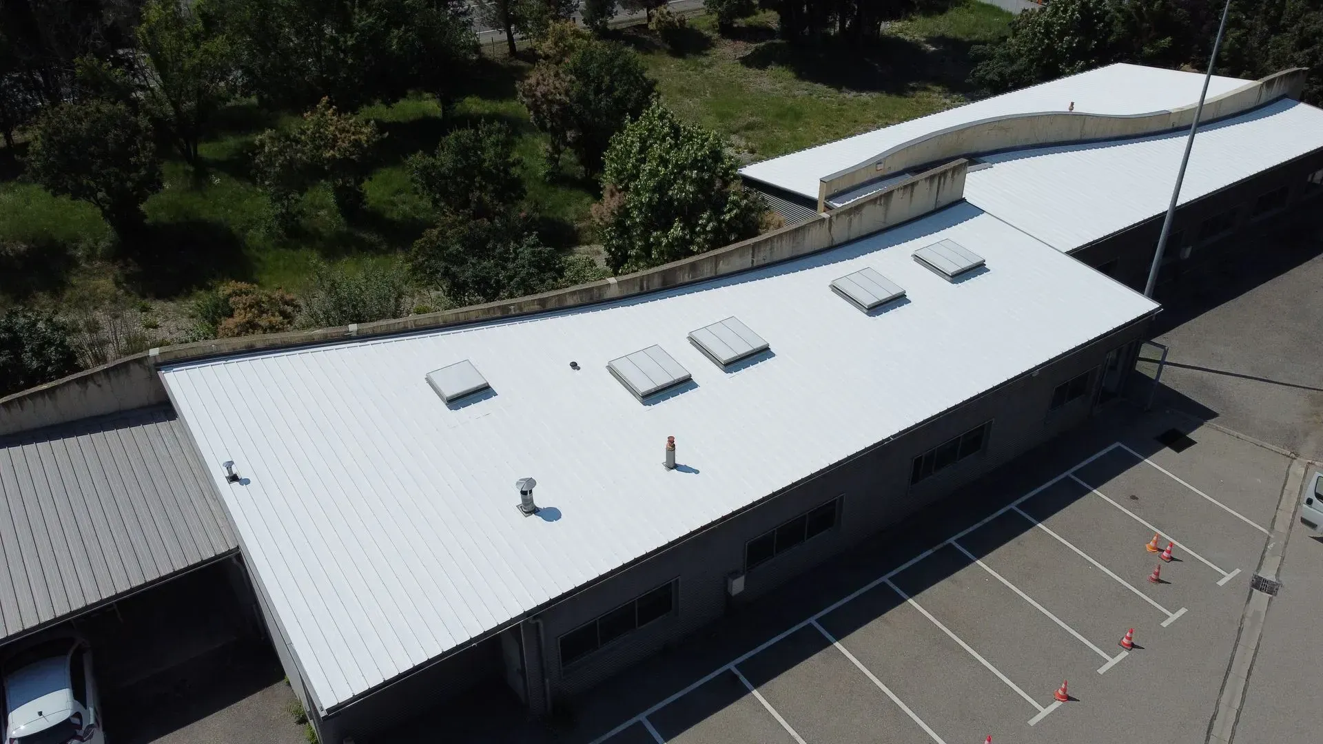 Toiture d'un bâtiment tertiaire repeint en blanc