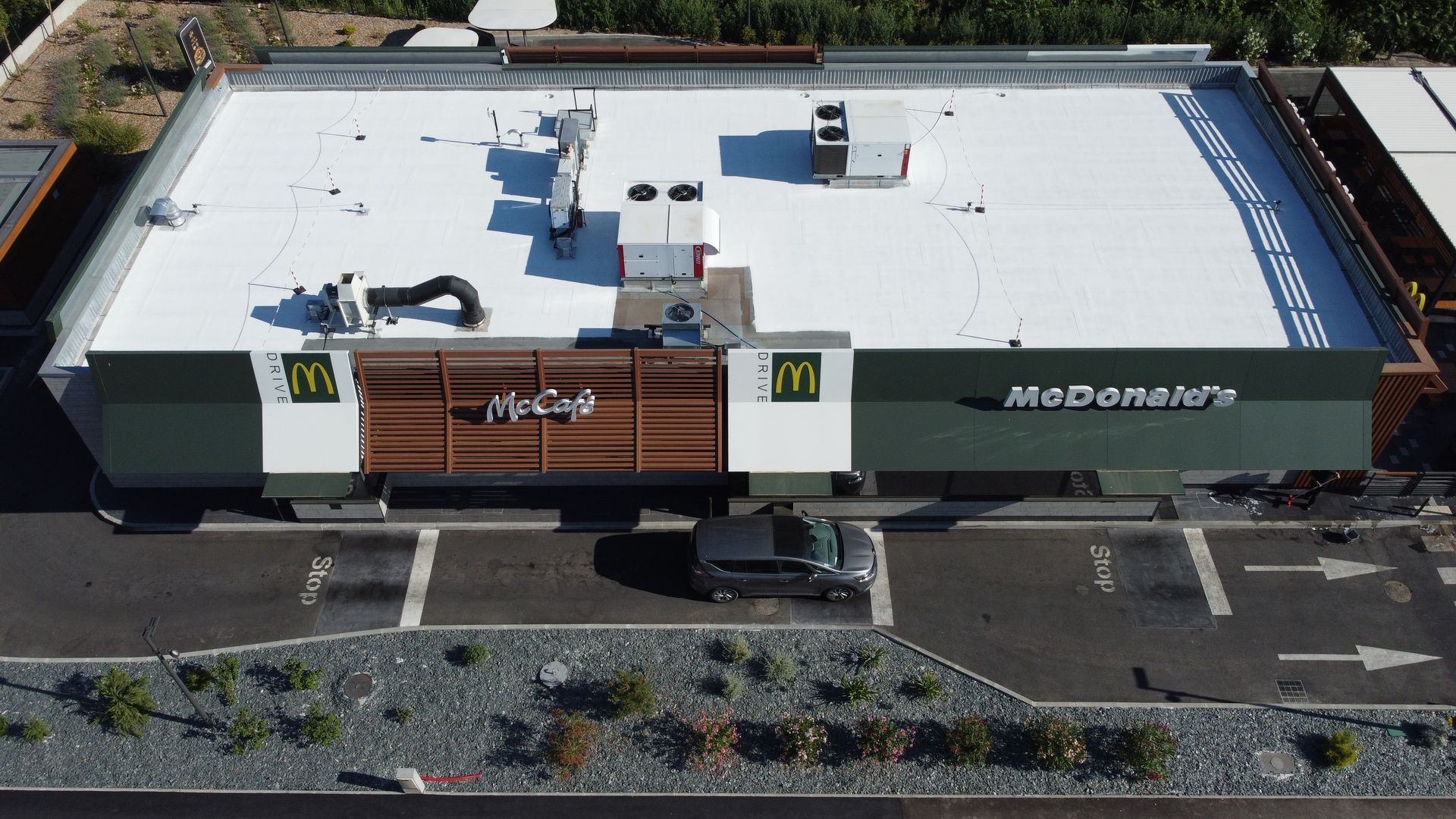 Toit d'un restaurant McDonald's peint en blanc