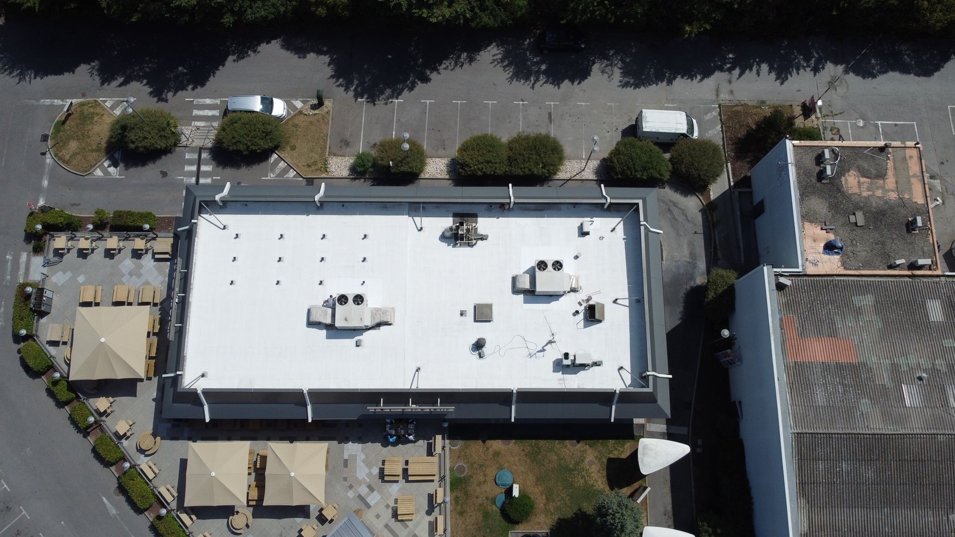 Toit plat repeint avec une peinture blanche anti-réflection 