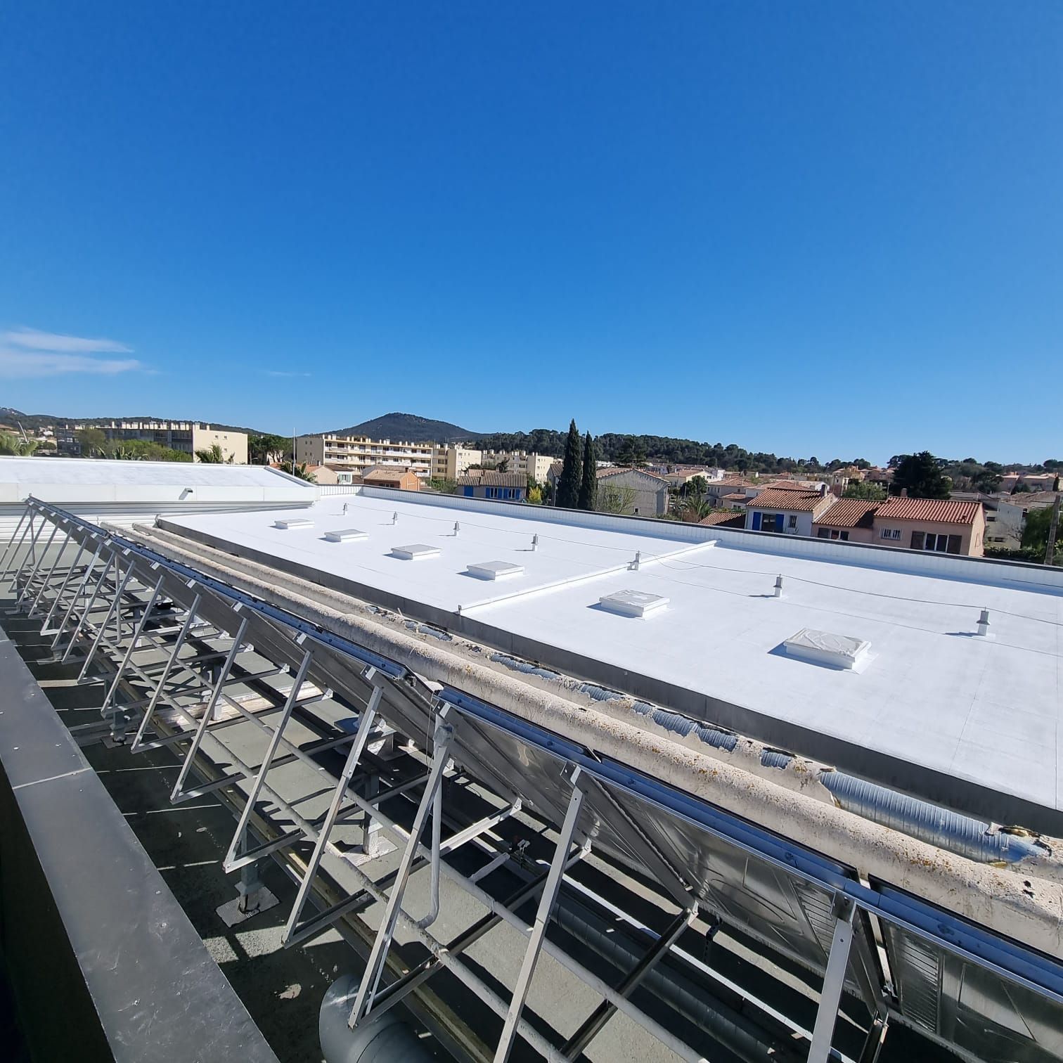 Toit plat repeint avec une peinture blanche antiréflection 