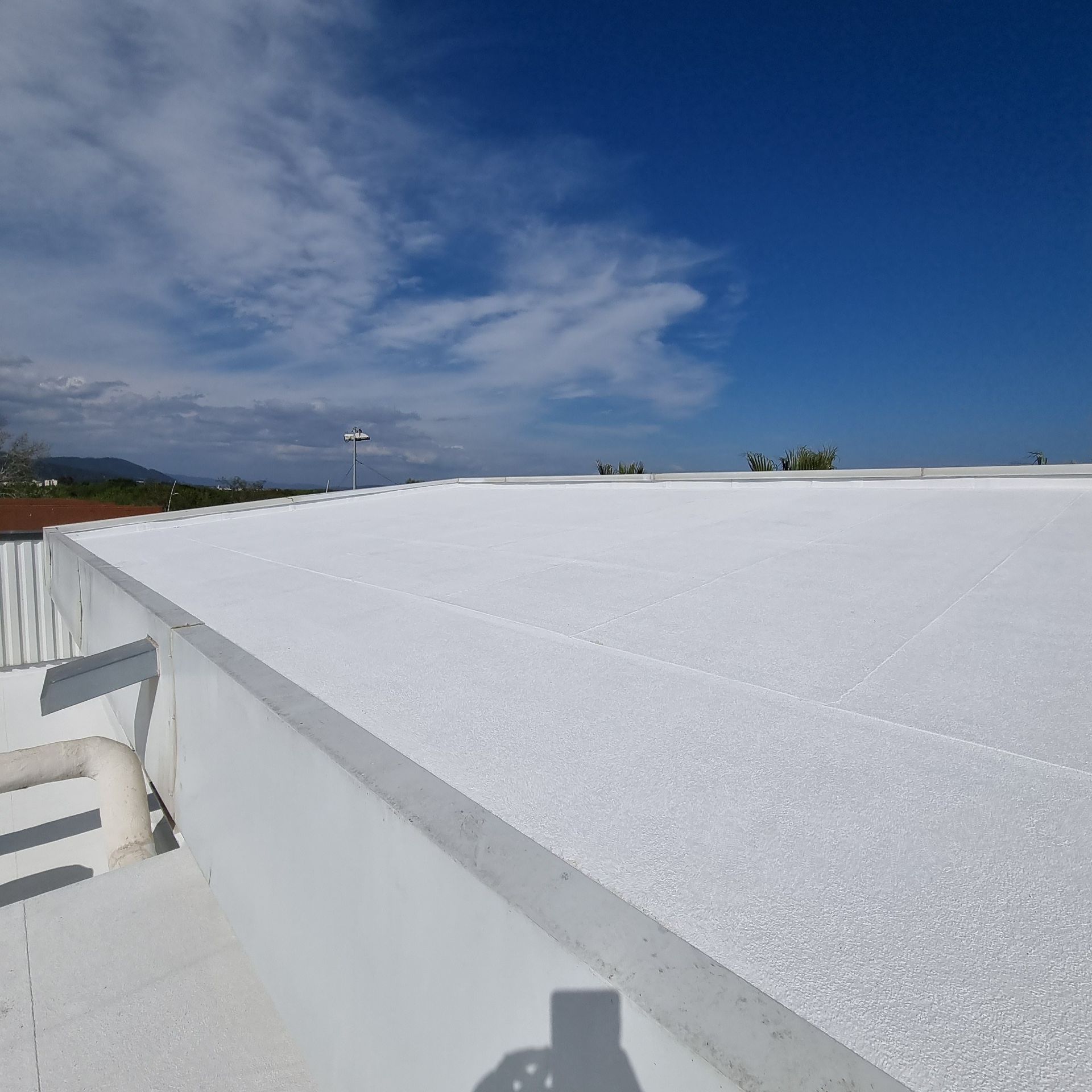 Toit incliné peint en blanc