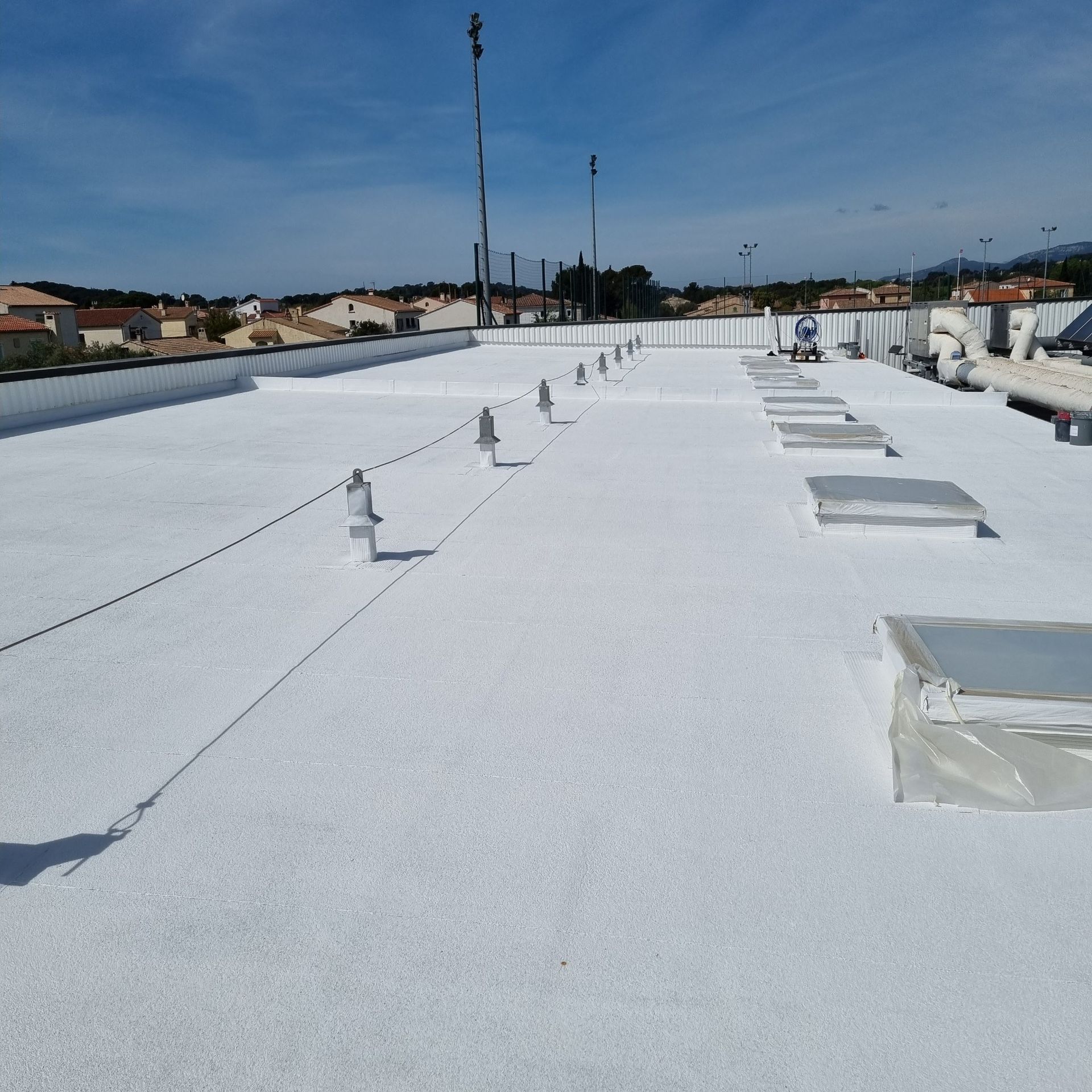 Toit plat d'un bâtiment peint en blanc