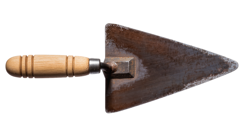 Truelle triangulaire rouillée avec un manche en bois clair.