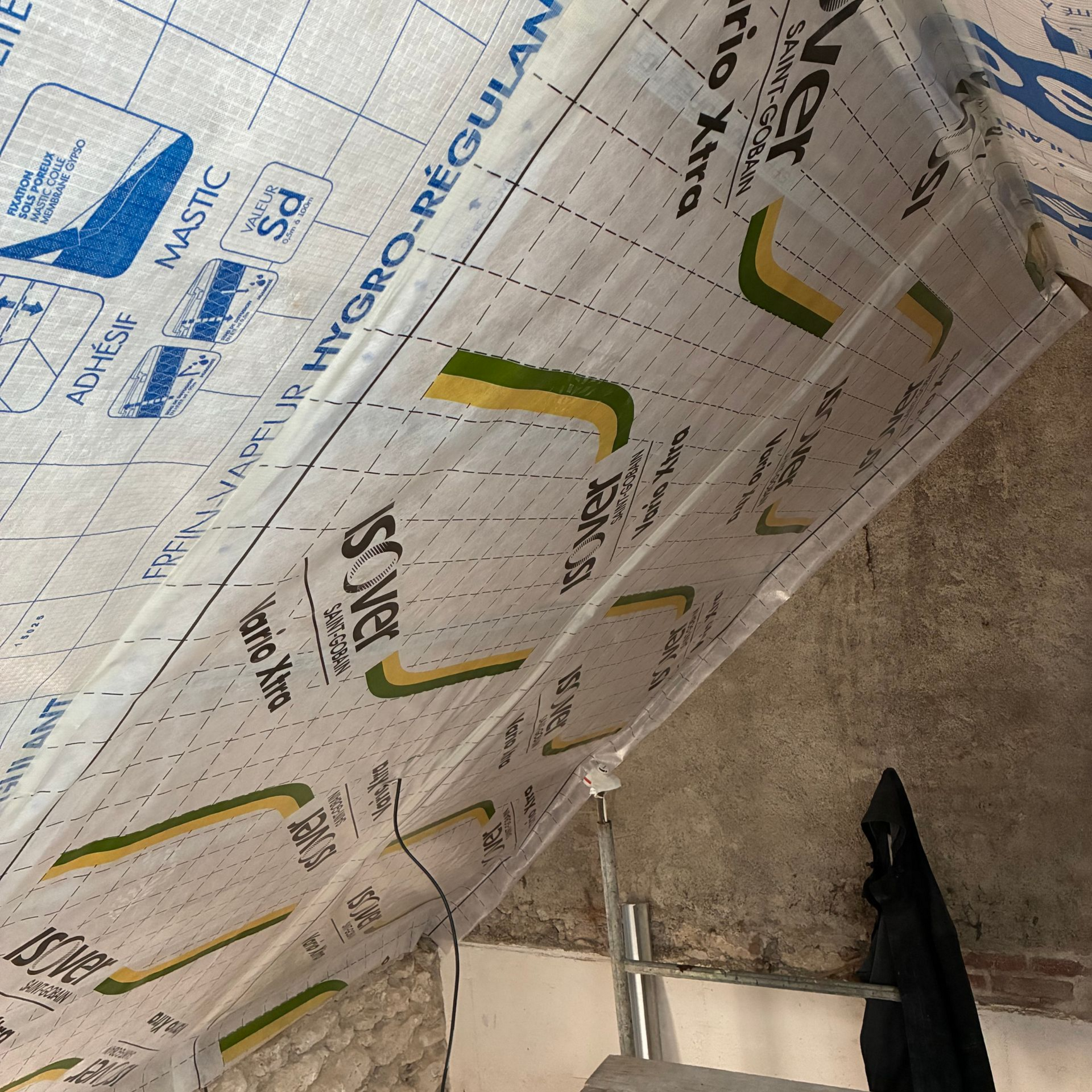 Plafond de dessous de toit recouvert de matériaux isolants imprimés.