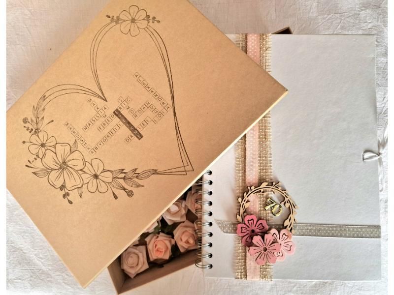 Une boîte avec un coeur et des fleurs dessus