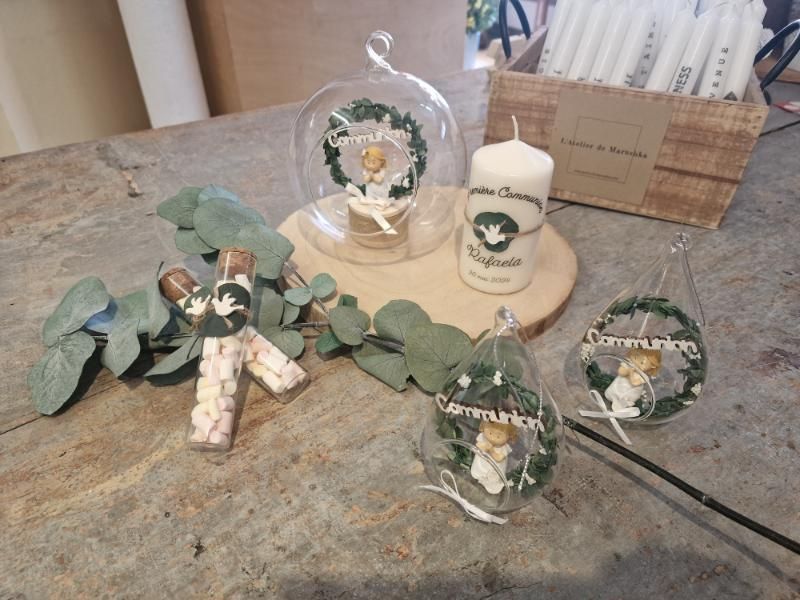 Une table surmontée de bougies, de bonbons et d'une boîte de bougies.