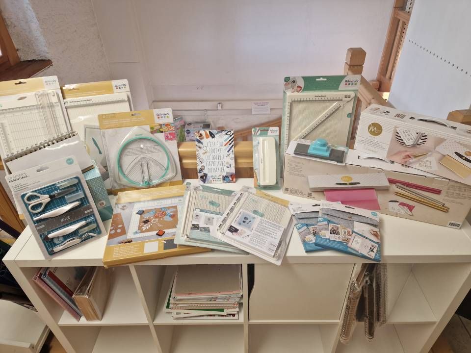 Une étagère remplie d'une variété de fournitures d'artisanat.