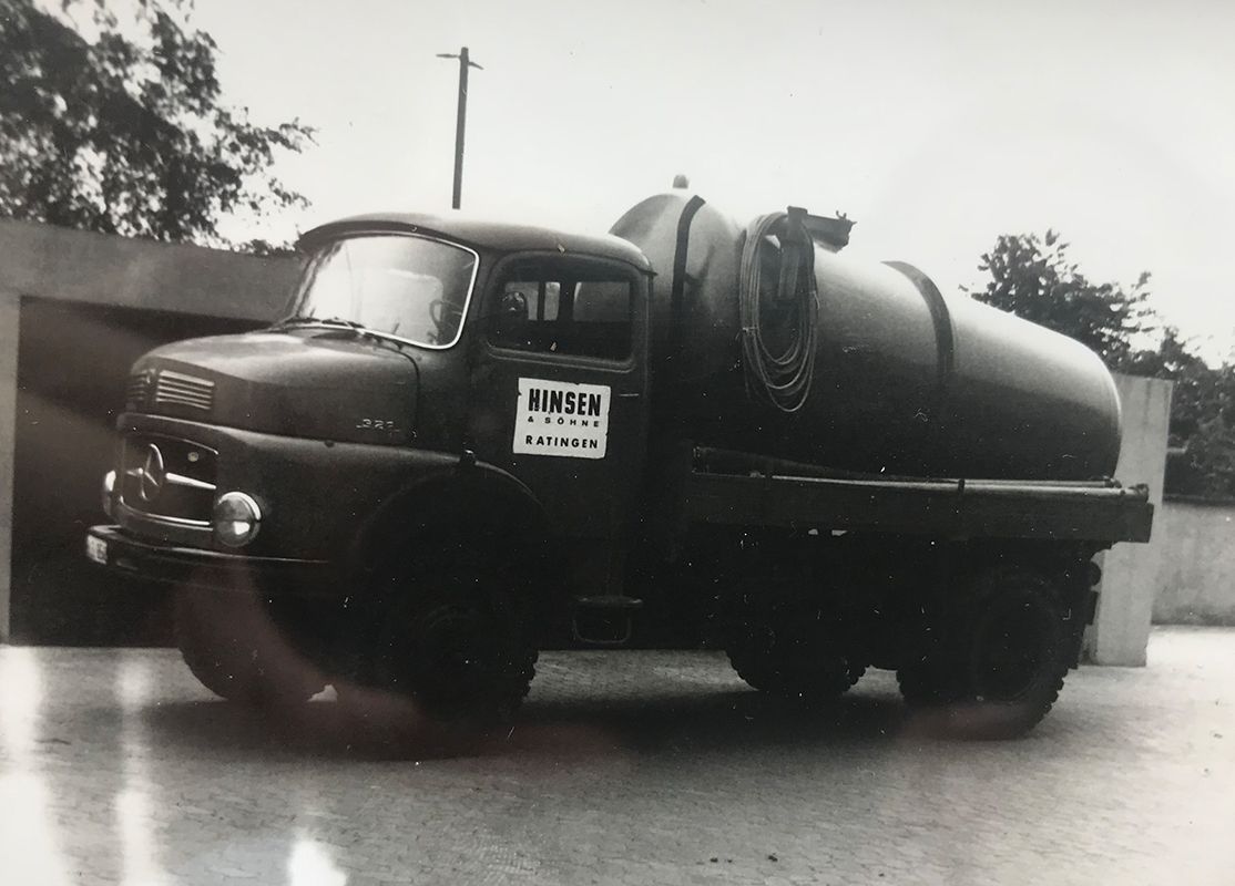 Altes Spezialfahrzeug für Grubenentleerung, Bild in schwarz-weiß