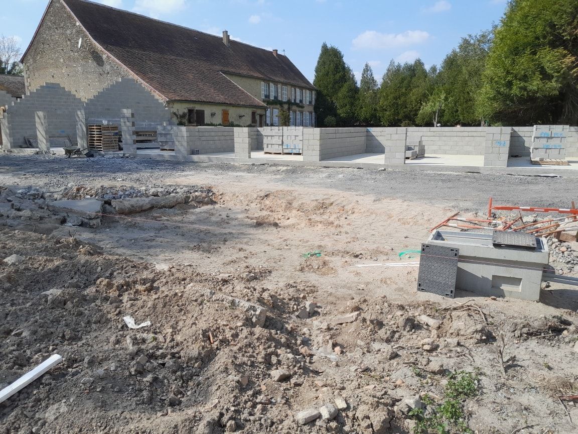 Des murs en construction gris.