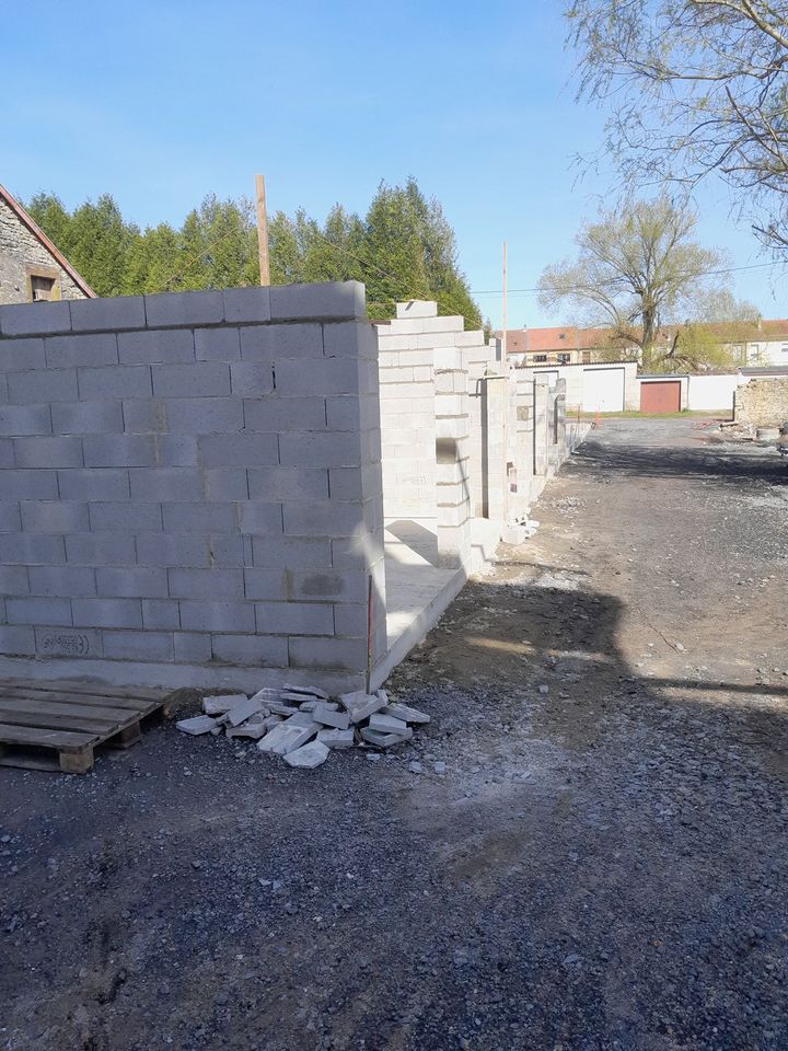 Des murs extérieurs en construction.