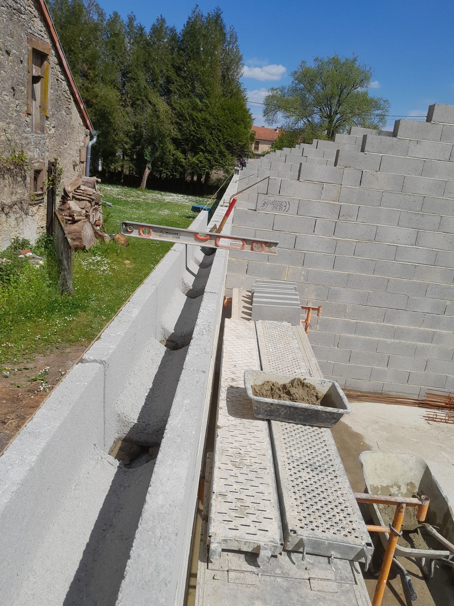 Des murs en construction.