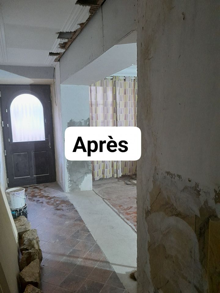 Une maison avec une cloison démontée.