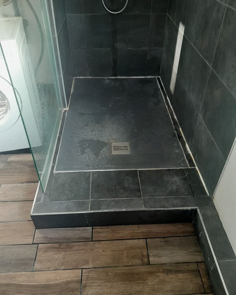 Une douche noire.