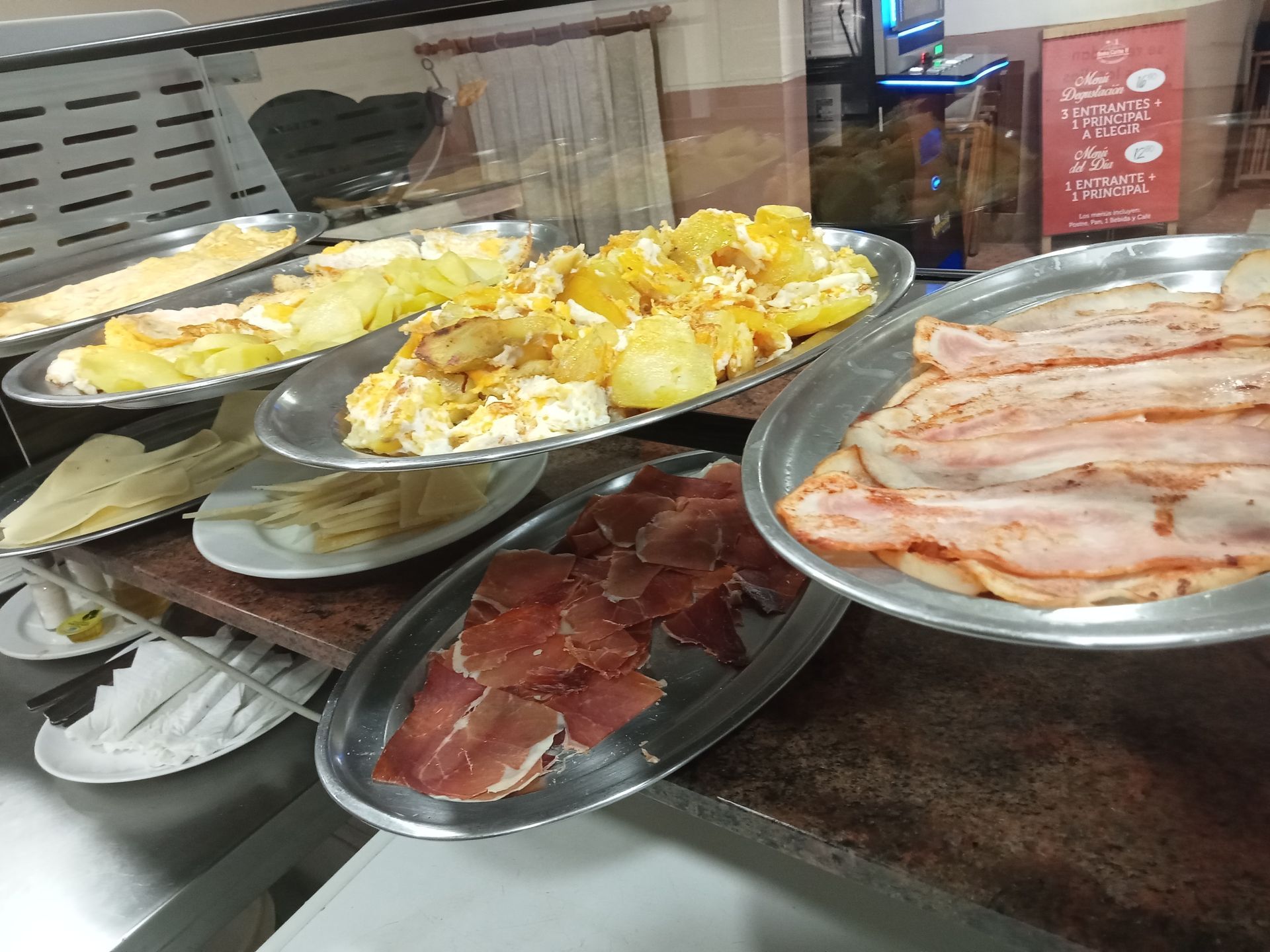 Platos de comida están alineados en un mostrador en un restaurante.