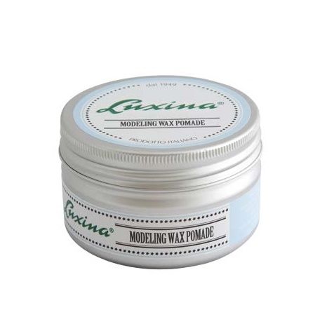 Una lata de pomada de cera para modelar sobre un fondo blanco.