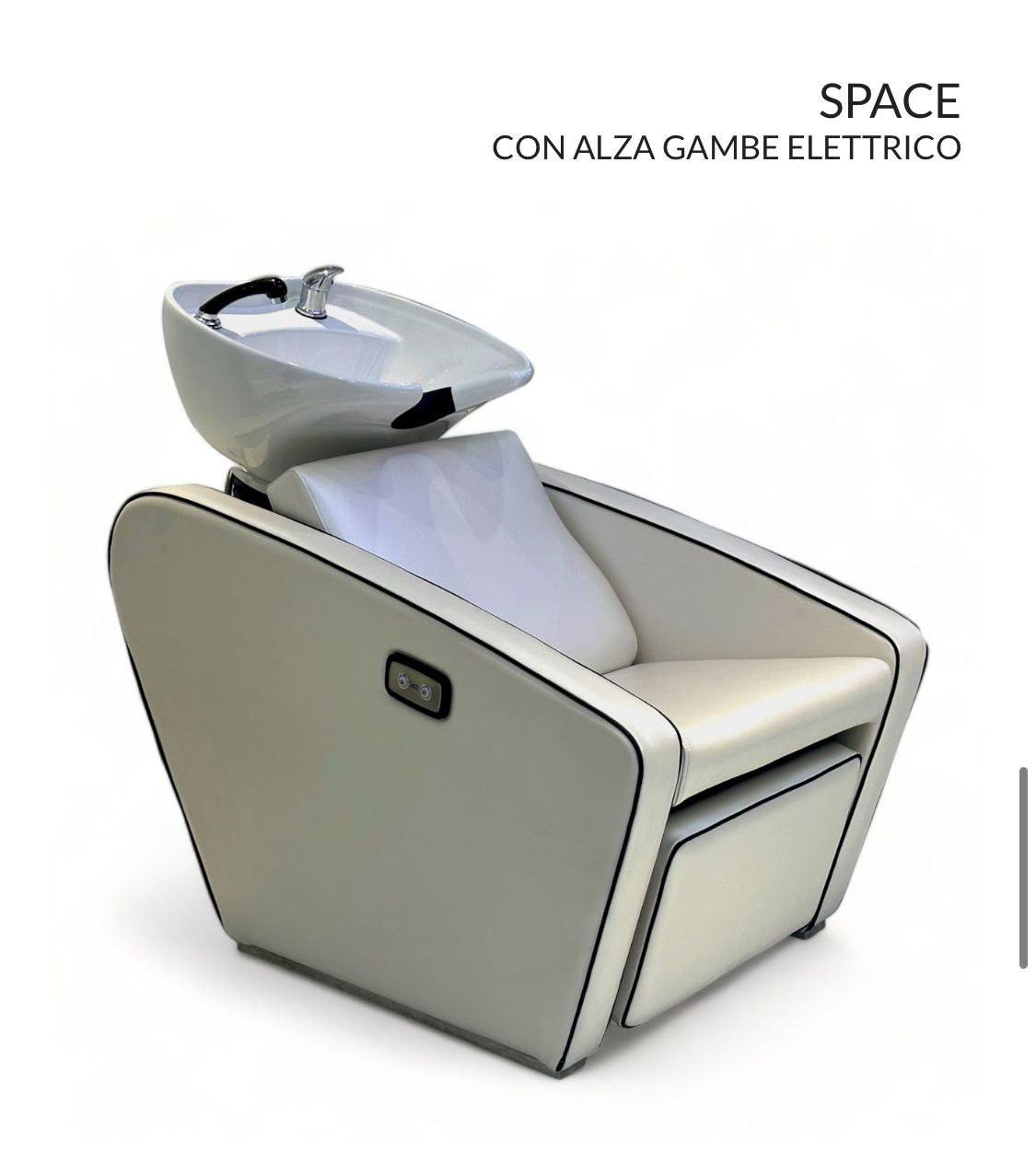 Una silla blanca con un lavabo blanco y una almohada blanca encima.